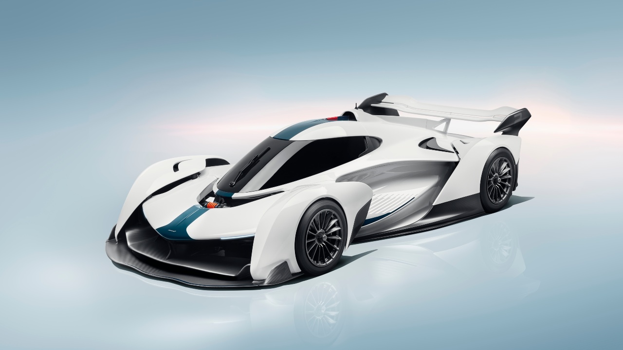 Front three-quarter view of the McLaren Solus GT hypercar in a studio environment