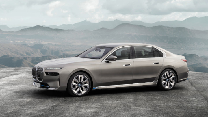 BMW i7 Side