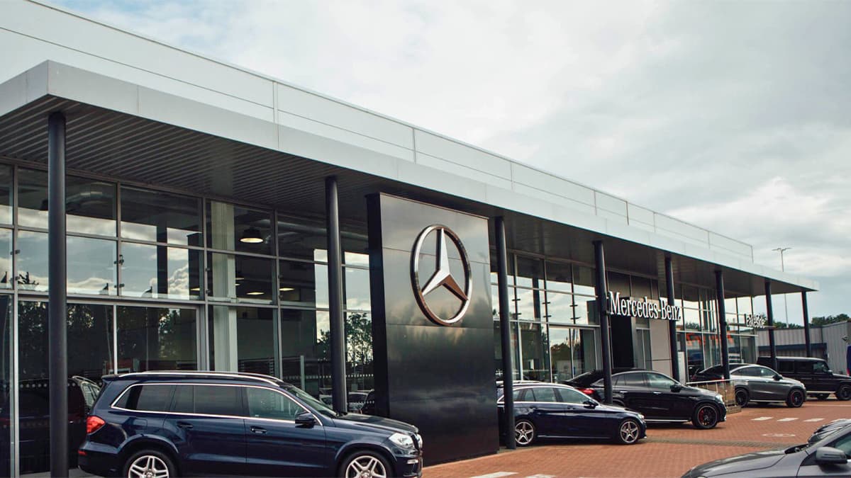 Mercedes-Benz of Lakeside exterior shot